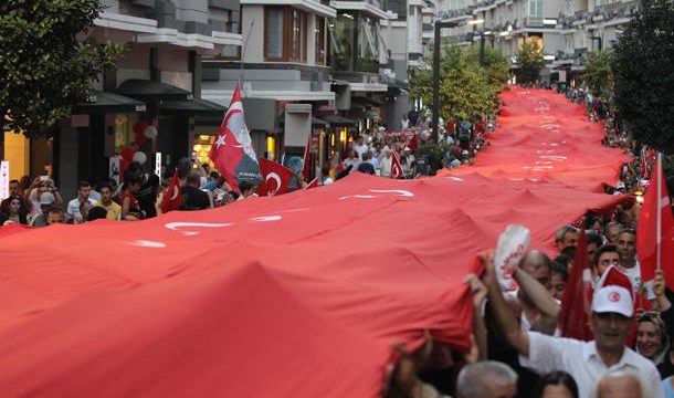 Bin 919 Metrelik Türk Bayraklı Demokrasi Yürüyüşü