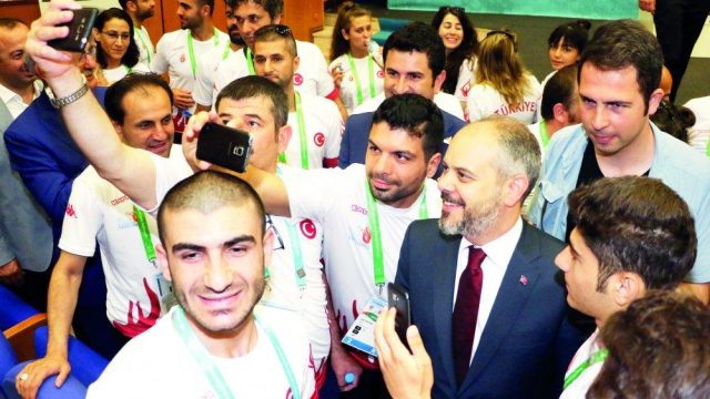 Bakan Kılıç, milli sporcularla bir araya geldi